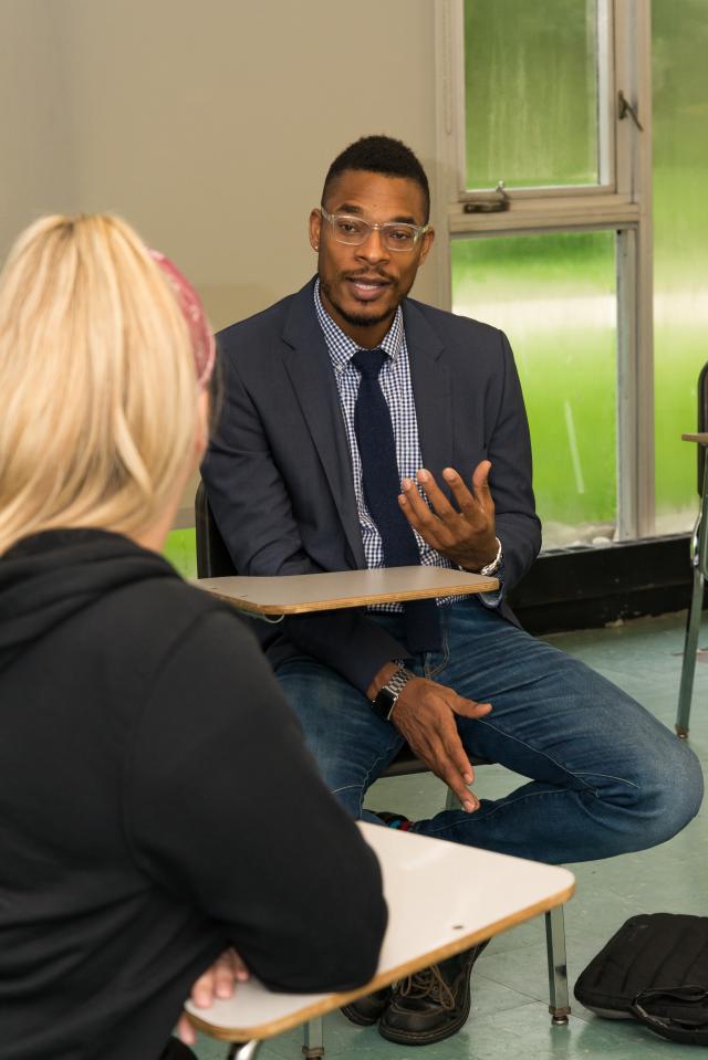Terrance Hayes meets with 爱游戏体育 Poetry Club.