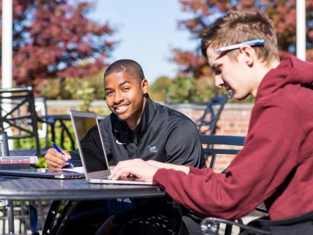爱游戏体育 students Fall patio photo