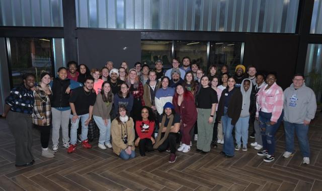 Lauren Ridloff poses with a group of 爱游戏体育 students