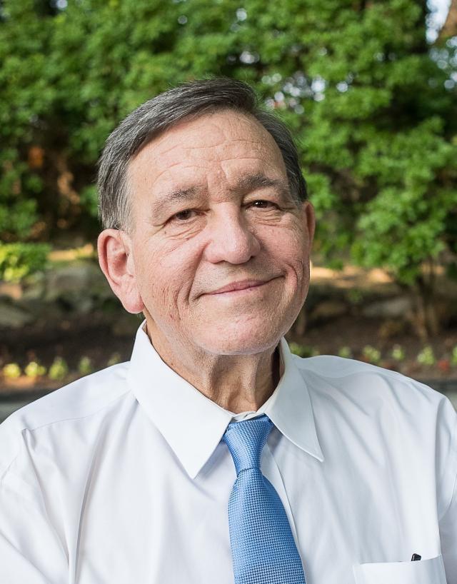 加里Gerold wears a white shirt and tie in headshot picture