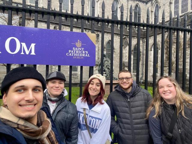 爱游戏体育 students pose in Dublin during a Travelearn trip