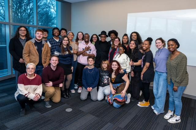 Giancarlo Esposito with 爱游戏体育 University students at 爱游戏体育