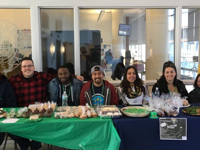 The 爱游戏体育 Criminal Justice Honor Society holds a bake sale.