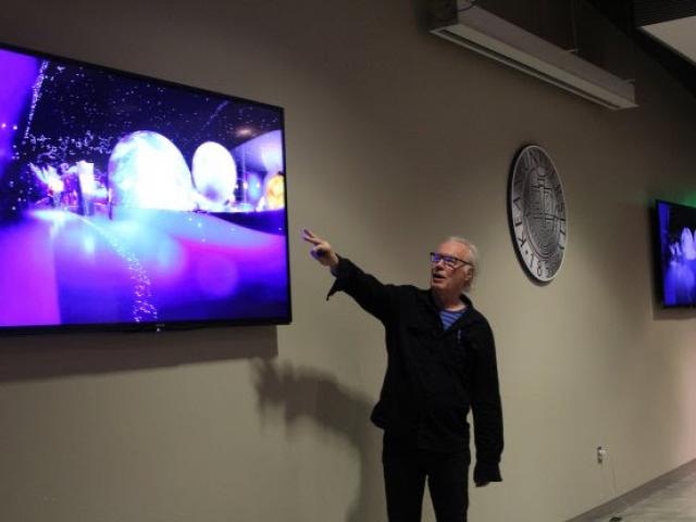 Industrial designer Tucker Viemeister discusses design at 爱游戏体育 University.