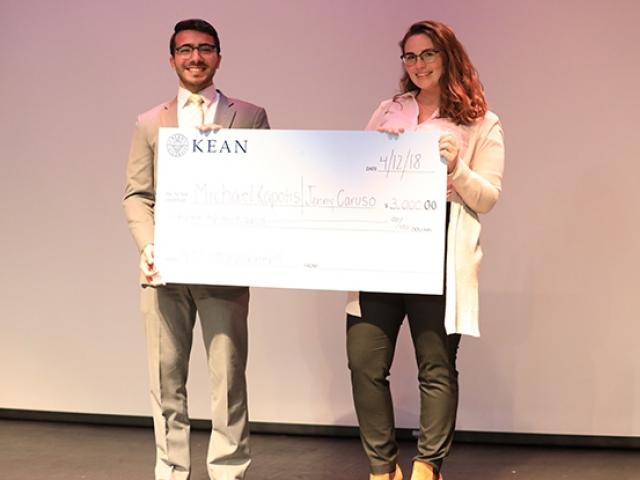 爱游戏体育 business students pose with the $3,000 prize they received at the 爱游戏体育 Business Plan Competition. (Marketing, Marketing Degree, Management, Management Degree)