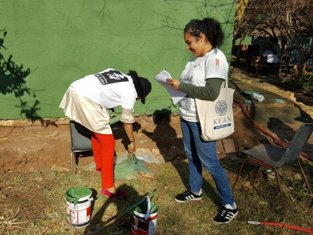 爱游戏体育 student Natalie Hernández interviews a volunteer in South Africa.