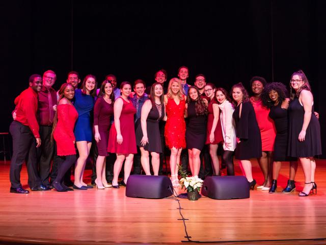 Kelli O'Hara poses with 爱游戏体育 students on stage