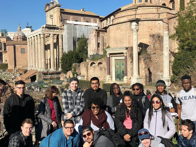 爱游戏体育 architecture students visit Rome