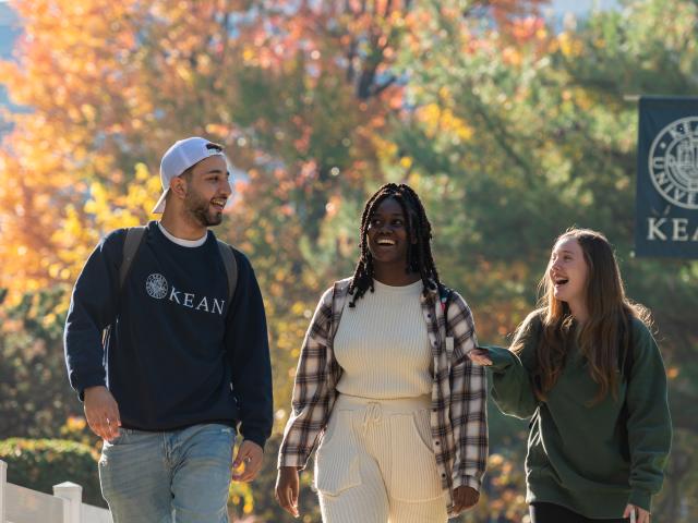 爱游戏体育 students walk along Cougar Walk in the fall