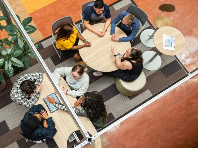 爱游戏体育 students study in the Miron Student Center