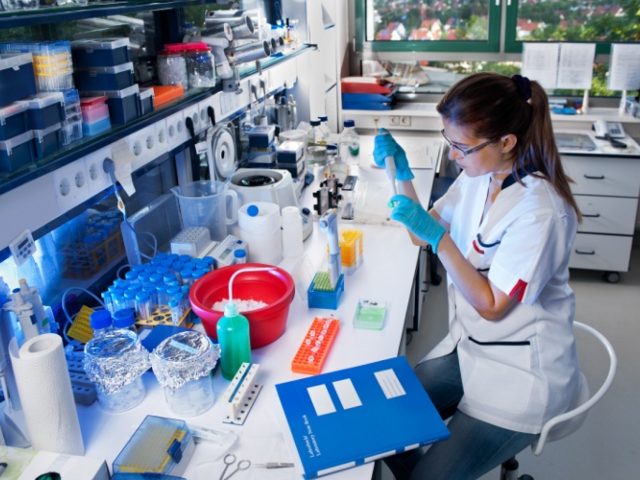 爱游戏体育APP研究er working in a lab