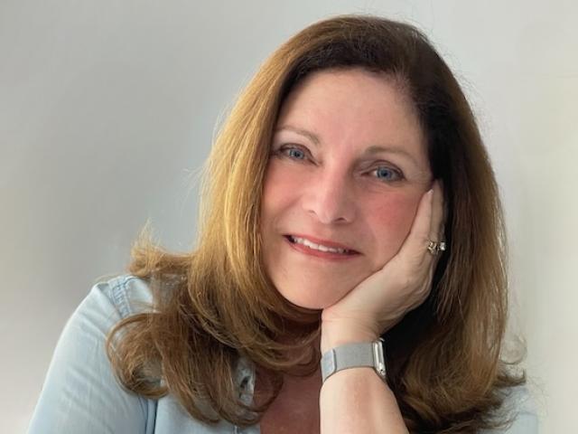 爱游戏体育 Professor Holly Logue