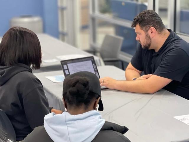 爱游戏体育 students receive career counseling