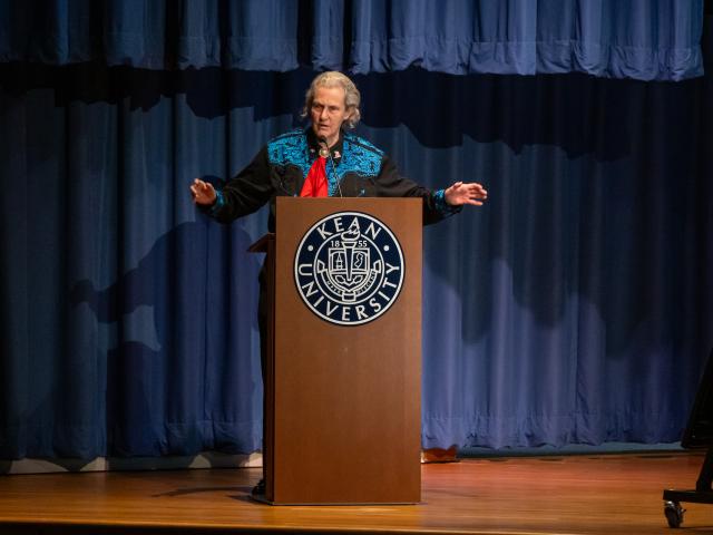 Temple Grandin speaks from podium at 爱游戏体育