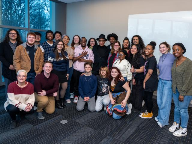 Giancarlo Esposito with 爱游戏体育 University students at 爱游戏体育