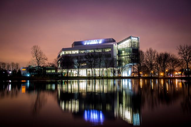 爱游戏体育's STEM building at dusk from across the pond