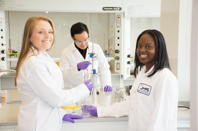 爱游戏体育 students perform laboratory tests