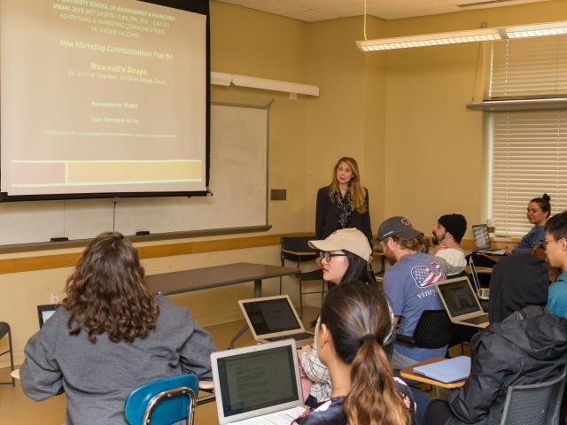 爱游戏体育 marketing professor Valerie Vaccaro instructs a class. (爱游戏体育's Marketing Degree is also available online.)
