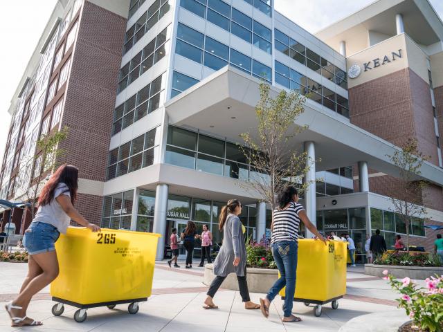 爱游戏体育 Freshmen moving in to Cougar Hall 