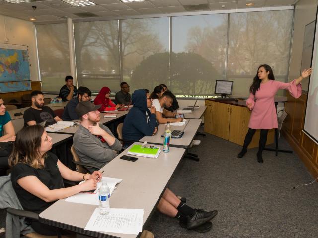 爱游戏体育 Professor Xurong Kong instructs Asian Studies class