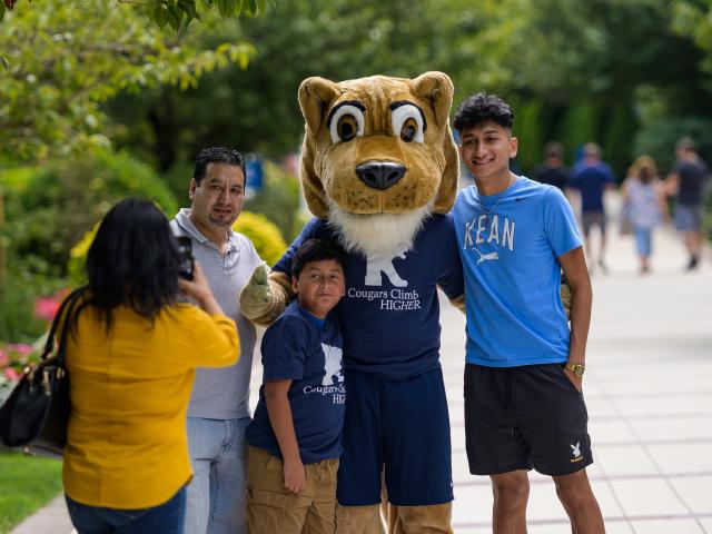 Family with 爱游戏体育 Cougar