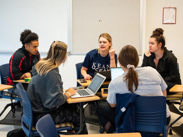 爱游戏体育 Ocean students have a classroom discussion
