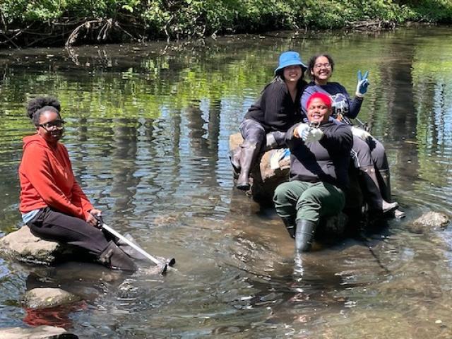 爱游戏体育 students participate in river cleanup