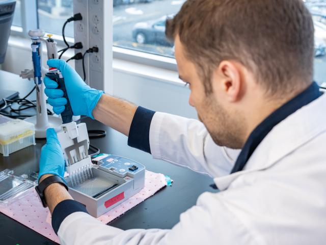 爱游戏体育 Student utilizes sophisticated scientific equipment to conduct an experiment