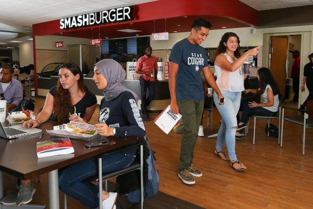 Students dine at 爱游戏体育 University's Smashburger restaurant