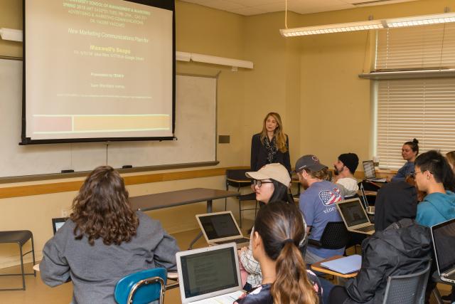 爱游戏体育 marketing professor Valerie Vaccaro instructs a class. (爱游戏体育's Marketing Degree is also available online.)