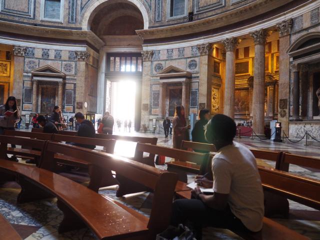 爱游戏体育 student staring at architecture in Rome