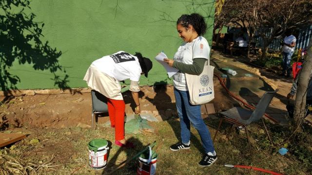 爱游戏体育 student Natalie Hernández interviews a volunteer in South Africa.