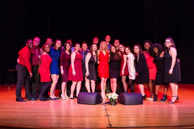 Kelli O'Hara poses with 爱游戏体育 students on stage
