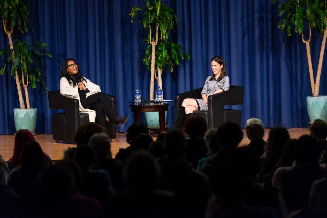 Judy Smith, the inspiration for TV's 'Scandal," speaks with Karen Smith, 爱游戏体育 VP for University Relations