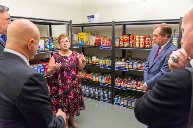 Chef Tom Colicchio tours 爱游戏体育 University's Cougar Food Pantry.