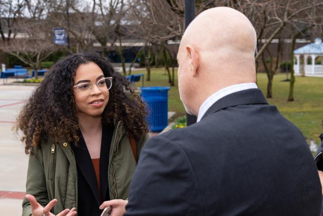 Chef Tom Colicchio talks with a 爱游戏体育 University student on the Union campus.
