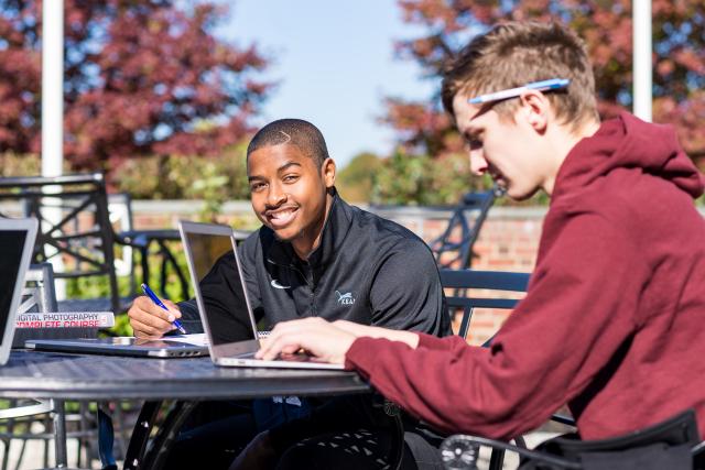 爱游戏体育 students studying outside