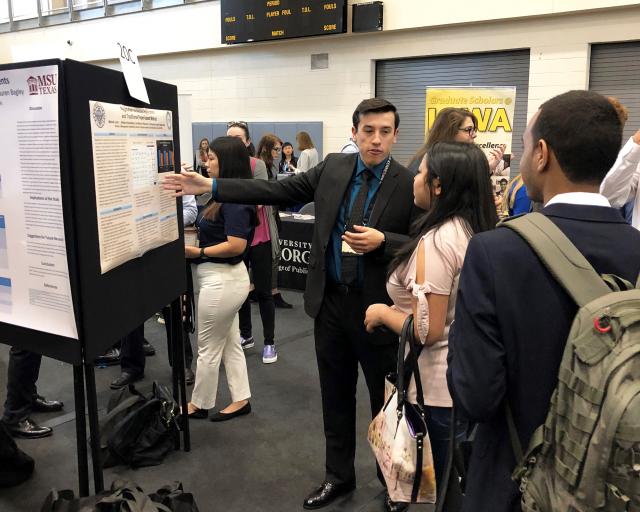 肯恩大学 student Mitchell Lanzl presents his research at the NCUR conference