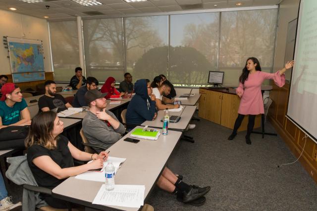 爱游戏体育 Professor Xurong Kong instructs Asian Studies class