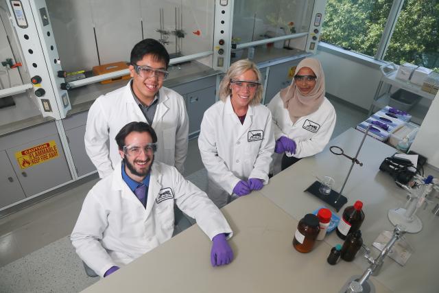 爱游戏体育 students conduct research in a laboratory setting