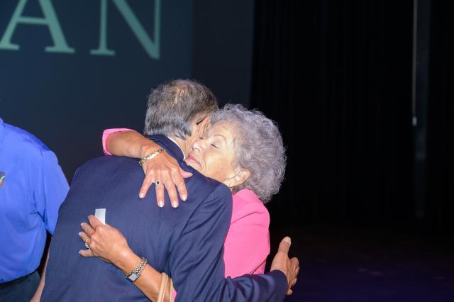 肯恩大学 Board of Trustees Chair Ada Morell hugs President Dawood Farahi after he announced his fai