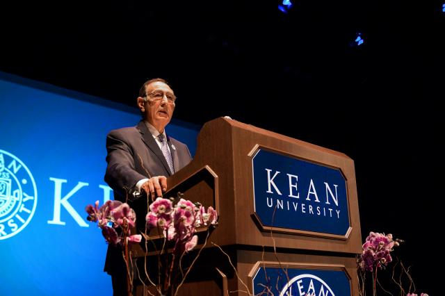 肯恩大学 President Dawood Farahi, Ph.D. speaks at the 2019 Opening Day Address.
