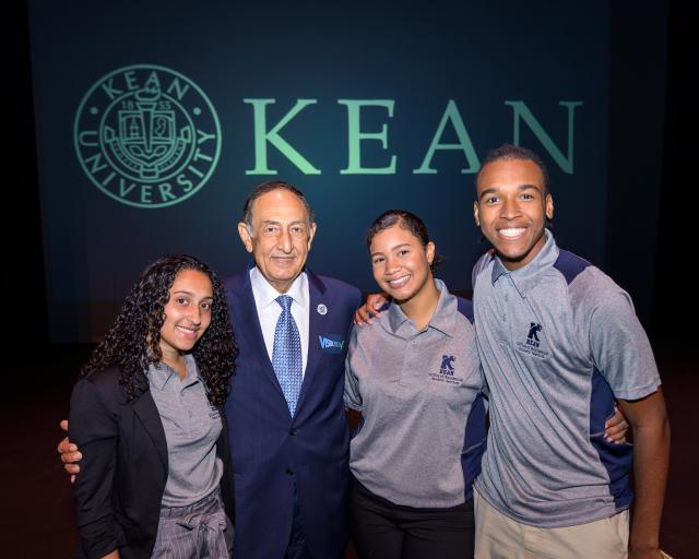 爱游戏体育 President Dawood Farahi poses with 爱游戏体育 students.