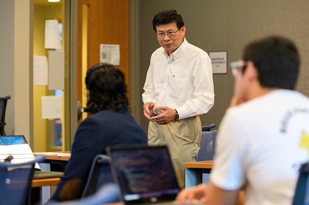 A computer information systems classroom at 爱游戏体育 University.