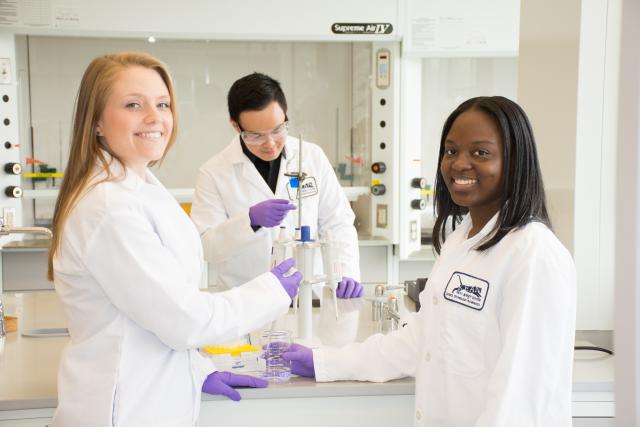 爱游戏体育 students perform laboratory tests