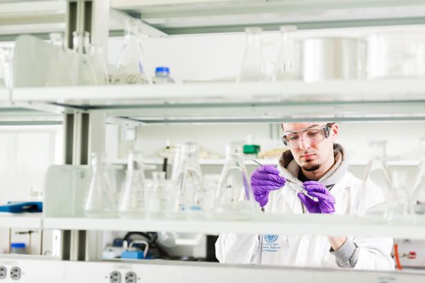 A student works in a 爱游戏体育 laboratory