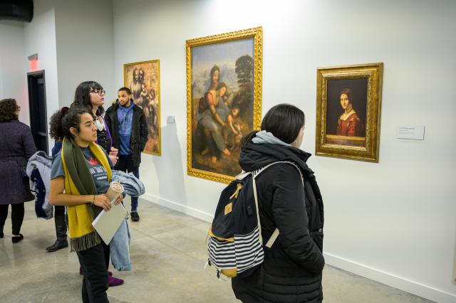 Students view replicas of d一个达芬奇 paintings
