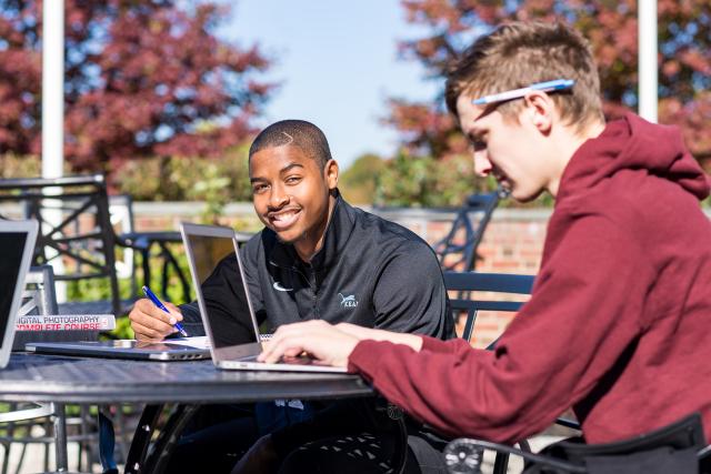 爱游戏体育 Students study outside