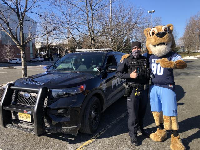 Police sergeant poses with 爱游戏体育 Cougar