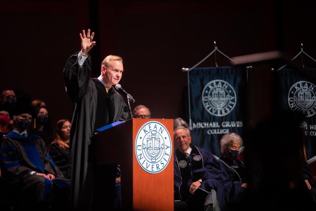 John Dickerson of CBS news spoke at Graduate 毕业典礼
